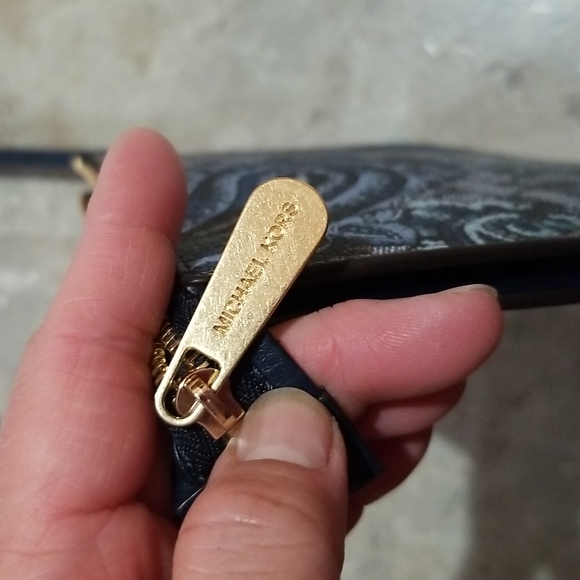 Michael kors wristlet. - Picture 6 of 8